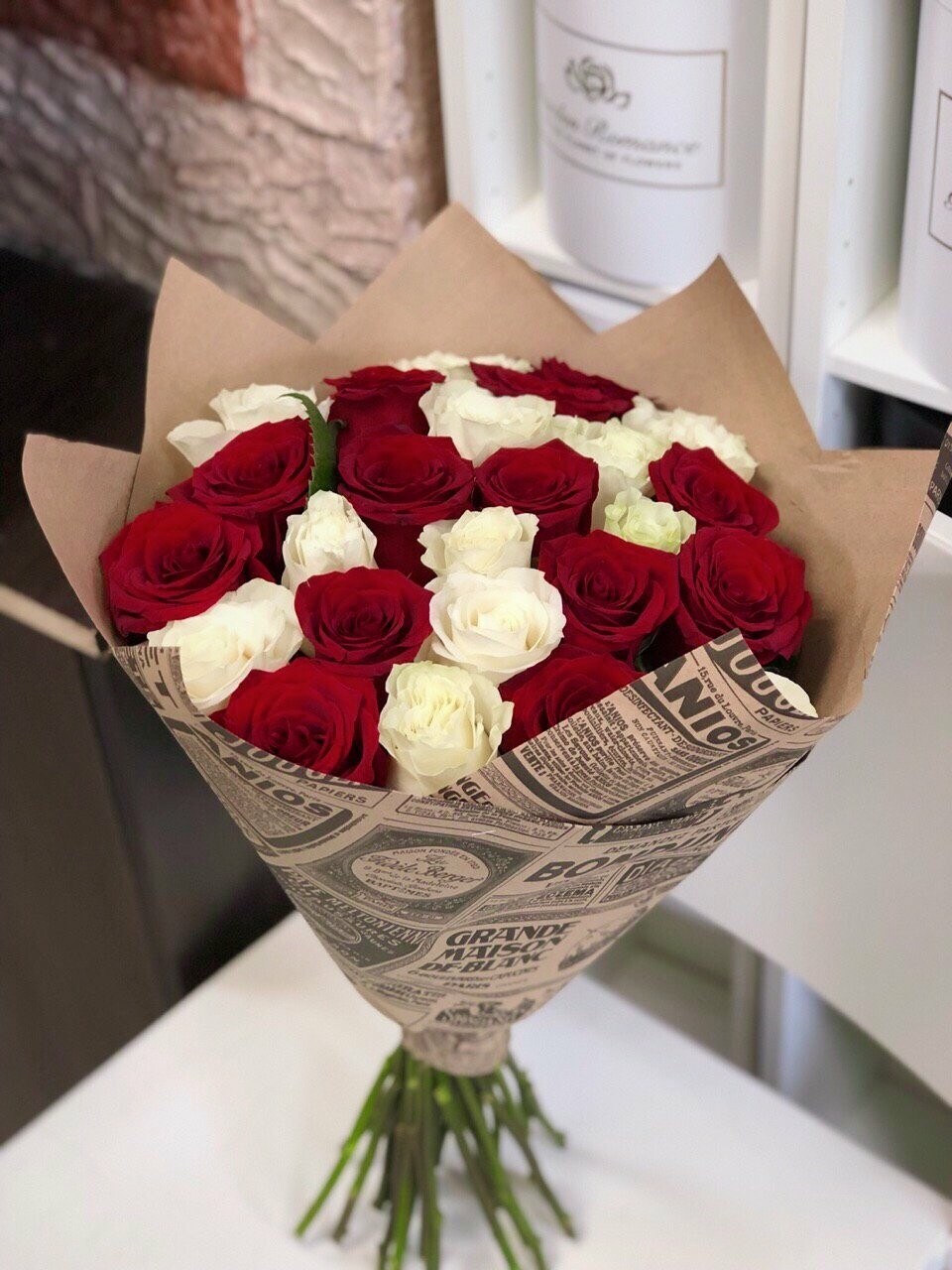 Букет из 25 красных и белых роз